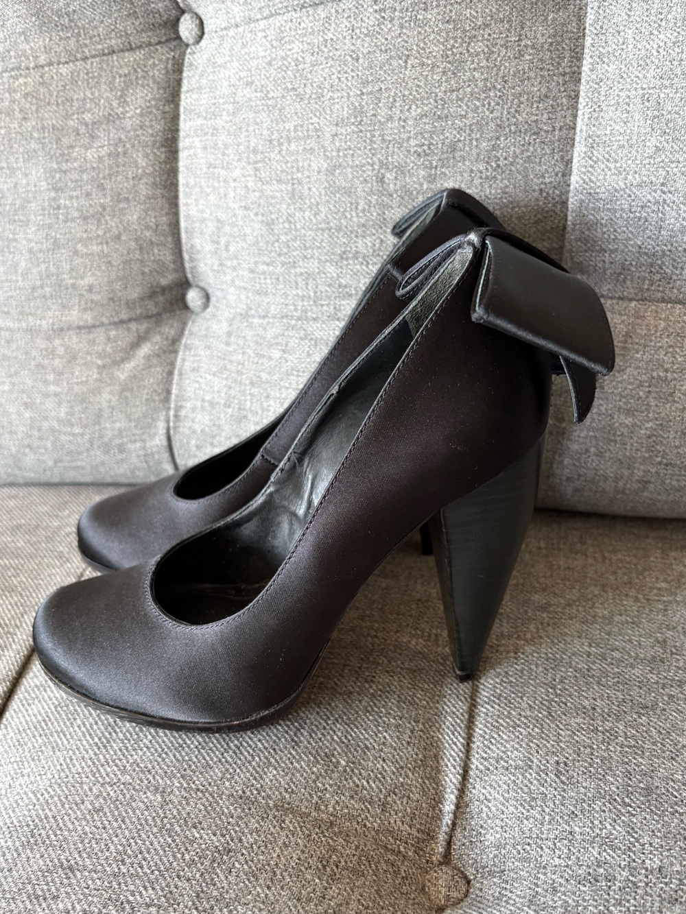 Alice + Olivia Black Satin Bow Pumps Heels Cone Heel Round Toe Size 7